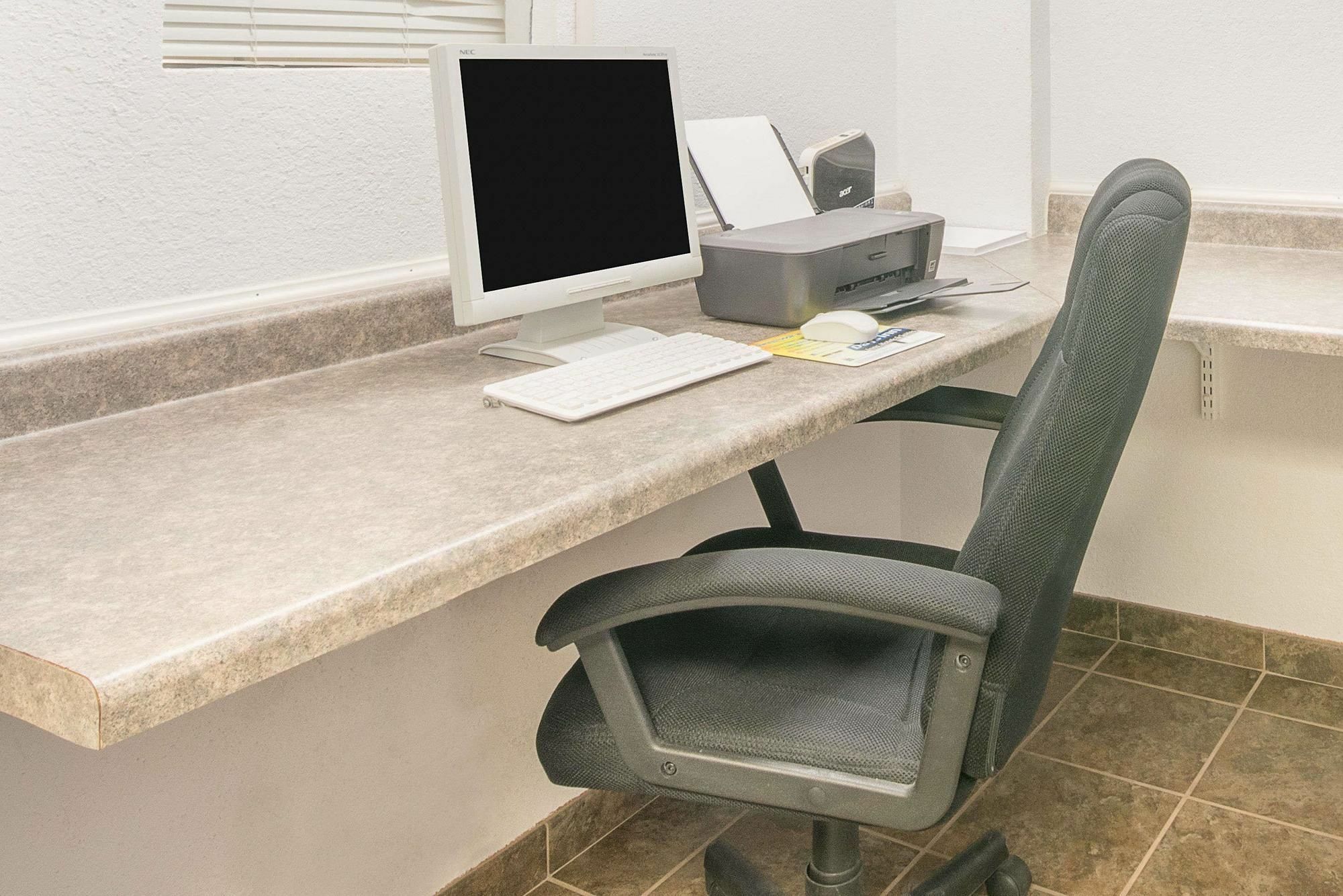 Days Inn By Wyndham West Rapid City Bagian luar foto